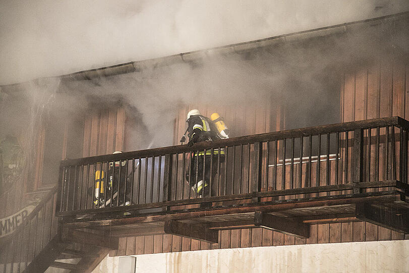 Bilder vom großen Feuerwehreinsatz in Fridolfing am Dienstagabend. Der Sachschaden ist nach dem Brand eines Sägewerks immens.