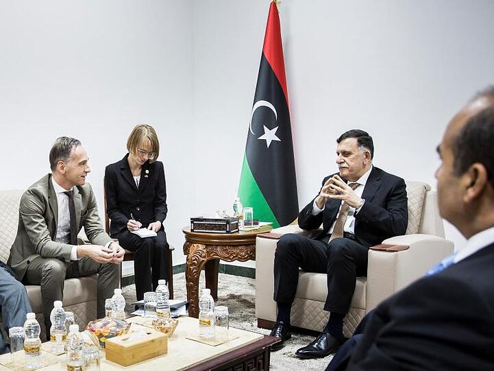 Bundesaußenminister Heiko Maas (l) im Gespräch mit Ministerpräsident Fajis al-Sarradsch, der die international anerkannte Regierung in Libyen führt.