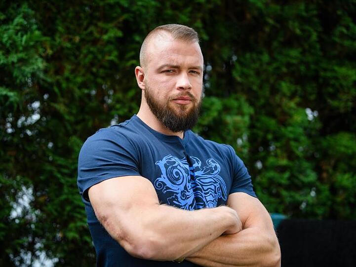 Die Frauenzeitschrift "Emma" hat den umstrittenen Gangster-Rapper Kollegah zum "Sexist Man Alive 2019" ausgerufen.