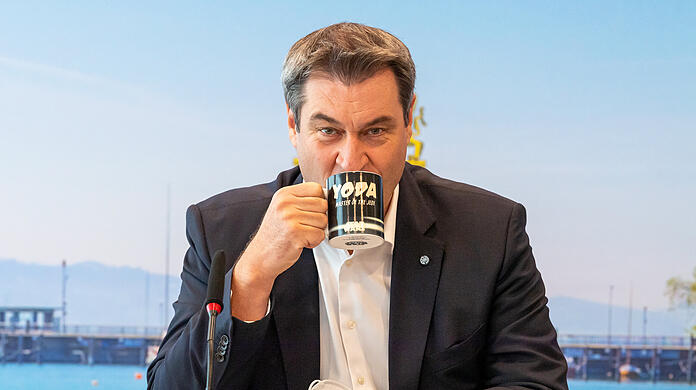 Ministerpräsident Markus Söder (CSU) nimmt vor Beginn der Sitzung des bayerischen Kabinetts noch einen Schluck aus seiner Star-Wars-Tasse mit der Aufschrift "Yoda - Master of the Jedi".