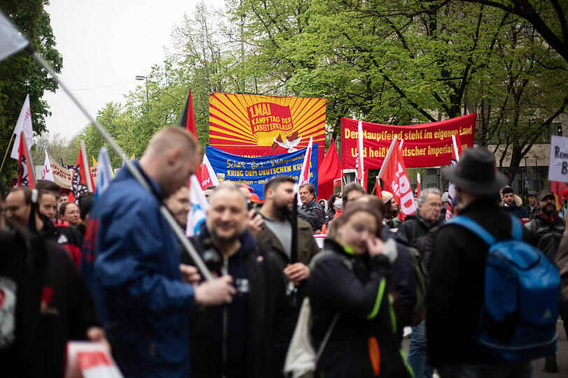 Großer Demozug durch München am Tag der Arbeit. Rund 4.000 Menschen beteiligten sich an der Kundgebung. Die Bilder.
