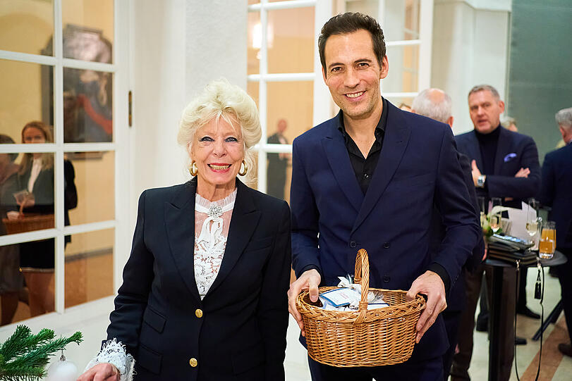 Auch Tina Waske und Alexander Mazza verteilten Plätzchen.
