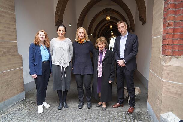 Auch die Holocaustüberlebende Charlotte Knobloch (2. von rechts) ist bei der Vorstellung der Studie dabei. Anwesend waren auch: Jessica Flaster, Vorsitzende des Verbandes Jüdischer Studenten in Bayern (v.l.), Leiterin der Studie Julia Bernstein, Miriam Heigl, Leiterin der Fachstelle für Demokratie, und Bürgermeister Dominik Krause (Grüne). Auch die Holocaustüberlebende Charlotte Knobloch (2. von rechts) ist bei der Vorstellung der Studie dabei. Anwesend waren auch: Jessica Flaster, Vorsitzende des Verbandes Jüdischer Studenten in Bayern (v.l.), Leiterin der Studie Julia Bernstein, Miriam Heigl, Leiterin der Fachstelle für Demokratie, und Bürgermeister Dominik Krause (Grüne).