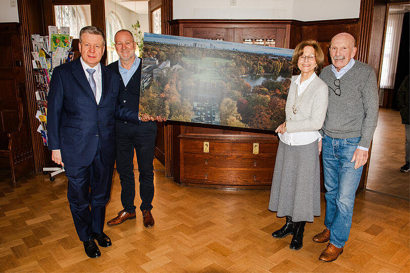 (v.l.) CSU-MdL Robert Brannek&auml;mper, Ingenieur Jost Mazur, Petra Leujeune und Hermann Grub, Stiftung Ein Englischer Garten.