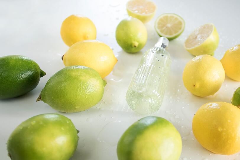 Eine gesunde Alternative zu Alu-Deos sind DIY-Zitrusdeos, die aus Limetten oder Zitronen hergestellt werden. Anleitung: 100 Milliliter Wasser abkochen, eine halbe Zitronen- oder Limettenschale hinzufügen, mit einigen Tropfen ätherischem Öl und einem Teelöffel Natron in einen Zerstäuber füllen. Vorsicht: die besprühte Haut nicht direkter Sonne aussetzen, sonst können Rötungen entstehen. Eine gesunde Alternative zu Alu-Deos sind DIY-Zitrusdeos, die aus Limetten oder Zitronen hergestellt werden. Anleitung: 100 Milliliter Wasser abkochen, eine halbe Zitronen- oder Limettenschale hinzufügen, mit einigen Tropfen ätherischem Öl und einem Teelöffel Natron in einen Zerstäuber füllen. Vorsicht: die besprühte Haut nicht direkter Sonne aussetzen, sonst können Rötungen entstehen.