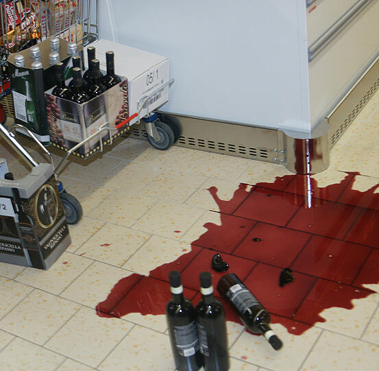 Rotwein-Drama zwischen Mineralwasser und Tiefkühltruhe: Kandidat Heiko Ernstmeier hat eine Flasche Valpolicella zerdeppert.
