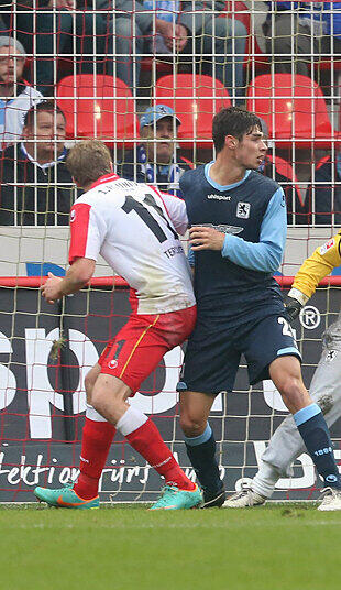 Christopher Schindler		NOTE: 4
Hatte in der ersten Hälfte wie alle Löwen-Verteidiger mühe mit den druckvollen Vorstößen der Unioner. Steigerte sich aber mit zunehmender Spieldauer, auch wenn er nie richtig überzeugen konnte.