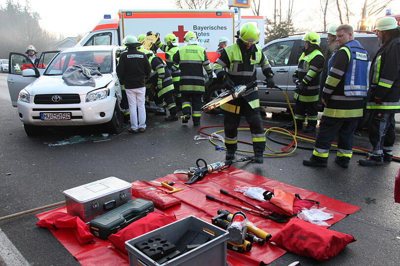 Ein 82-jähriger Toyotafahrer eine 46-jährige Mercedesfahrerin kollidierten bei Waldkraiburg. Der 82-Jährige wurde schwer verletzt und liegt jetzt in Traunstein in der Klinik.