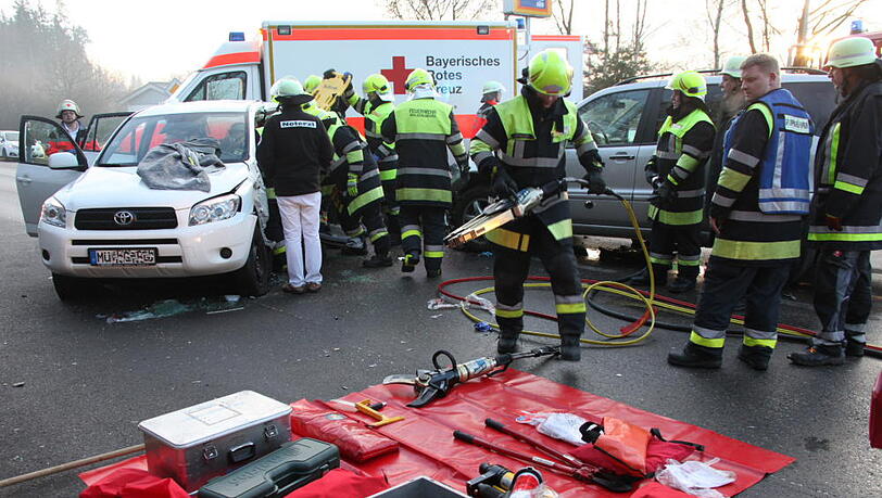 Ein 82-jähriger Toyotafahrer eine 46-jährige Mercedesfahrerin kollidierten bei Waldkraiburg. Der 82-Jährige wurde schwer verletzt und liegt jetzt in Traunstein in der Klinik. Ein 82-jähriger Toyotafahrer eine 46-jährige Mercedesfahrerin kollidierten bei Waldkraiburg. Der 82-Jährige wurde schwer verletzt und liegt jetzt in Traunstein in der Klinik.