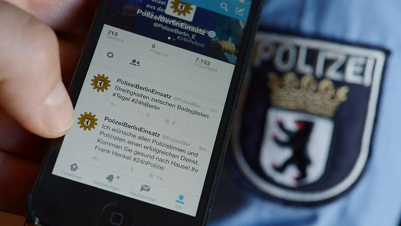 Die ersten zwei Tweets, den Gruß des Berliner Innensenators Henkel und die ersten Streitigkeiten zwischen Badegästen in Tegel Die ersten zwei Tweets, den Gruß des Berliner Innensenators Henkel und die ersten Streitigkeiten zwischen Badegästen in Tegel