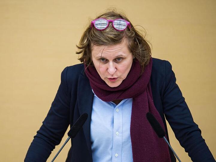 Simone Strohmayr (SPD) spricht bei einer Plenarsitzung im Landtag. Foto: Lino Mirgeler/Archivbild