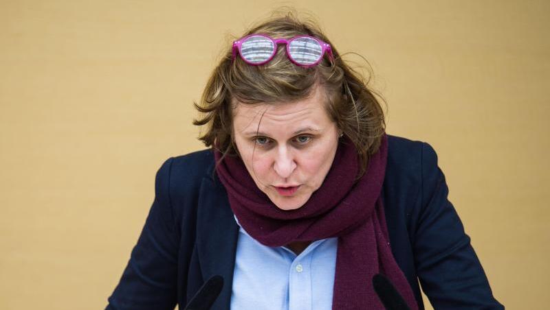 Simone Strohmayr (SPD) spricht bei einer Plenarsitzung im Landtag. Foto: Lino Mirgeler/Archivbild Simone Strohmayr (SPD) spricht bei einer Plenarsitzung im Landtag. Foto: Lino Mirgeler/Archivbild