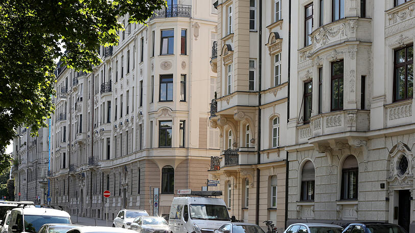 In der Widenmayerstraße dominieren ganz klar die Autos. Aber auch allerhand Ansehnliches lässt sich entdecken. Klicken Sie durch die Galerie!