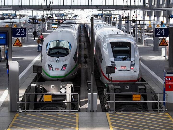Nur wenige Fahrgäste warten im Münchener Hauptbahnhof.