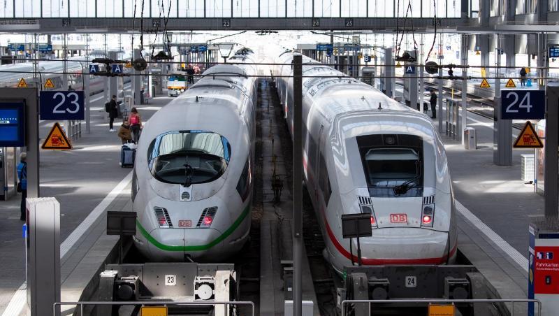 Zwei ICEs im Münchner Hauptbahnhof.