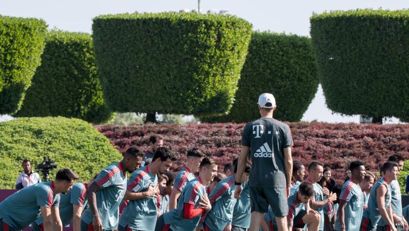 Die Spieler des Fußball-Bundesligisten FC Bayern München wärmen sich während einer Übungseinheit am Vormittag auf. Foto: Peter Kneffel Die Spieler des Fußball-Bundesligisten FC Bayern München wärmen sich während einer Übungseinheit am Vormittag auf. Foto: Peter Kneffel