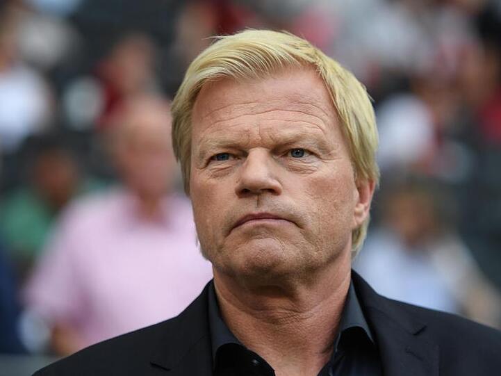 Oliver Kahn verfolgt ein Spiel. Foto: Arne Dedert/Archivbild
