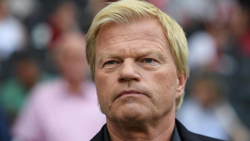 Oliver Kahn verfolgt ein Spiel. Foto: Arne Dedert/Archivbild Oliver Kahn verfolgt ein Spiel. Foto: Arne Dedert/Archivbild