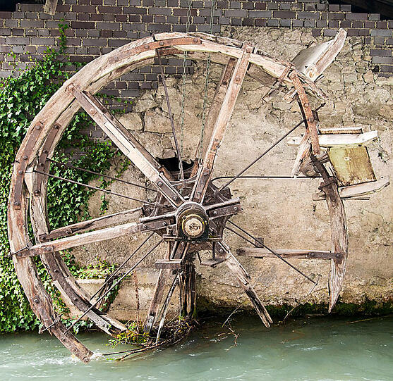 Die Gemeinde Möhrendorf in Mittelfranken ist berühmt für ihre Wasserschöpfräder. Hier zu sehen ist das Weidackerrad, im Hintergrund die Regnitz.