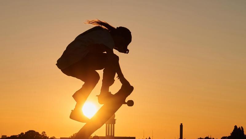 Ein Skater springt mit seinem Skateboard in die Luft. Ein Skater springt mit seinem Skateboard in die Luft.