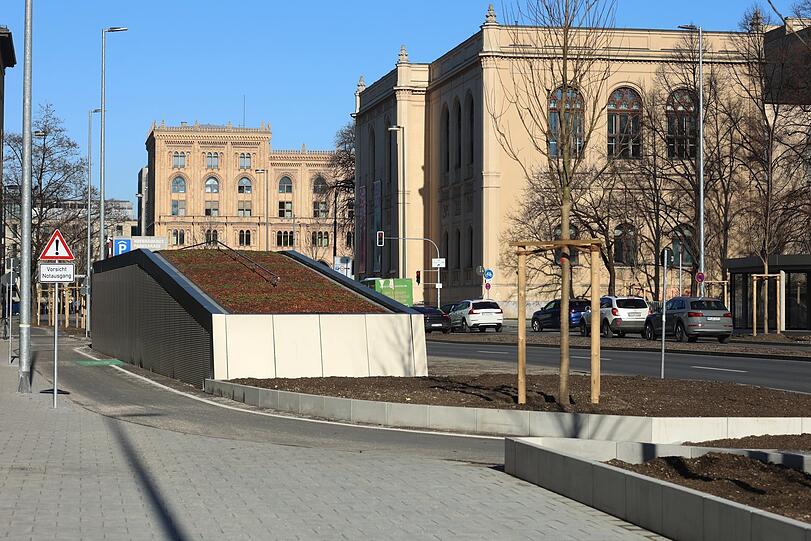 Der neue Ring mit Tiefgaragenabfahrtsrampe, altem Völkerkundemuseum (r.) und Regierung von Oberbayern.