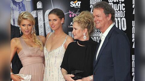Paris Hilton mit Schwester Nicky Rothschild und ihren Eltern Kathy und Richard Hilton (v.l.) bei einer Veranstaltung.