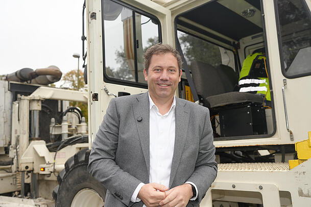 Vizekanzler und Bundesminister der Finanzen Lars Klingbeil (SPD) sitzt ebenfalls kurz in dem Truck und spricht lange mit dem Fahrer.