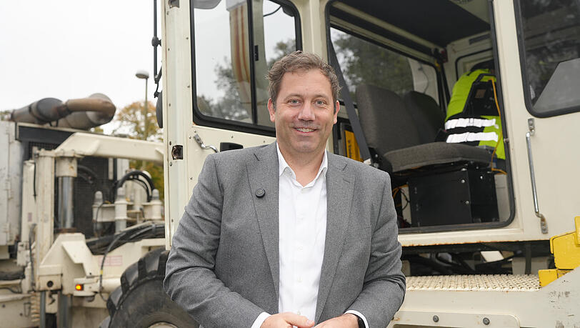 Vizekanzler und Bundesminister der Finanzen Lars Klingbeil (SPD) sitzt ebenfalls kurz in dem Truck und spricht lange mit dem Fahrer. Vizekanzler und Bundesminister der Finanzen Lars Klingbeil (SPD) sitzt ebenfalls kurz in dem Truck und spricht lange mit dem Fahrer.