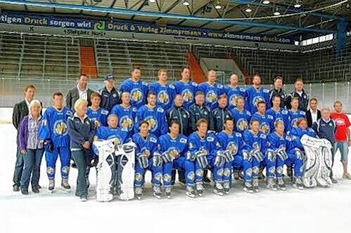 Das Mannschaftsfoto des EHC mit den AZ-Lesern Christan Angerer und Mark Botzen.