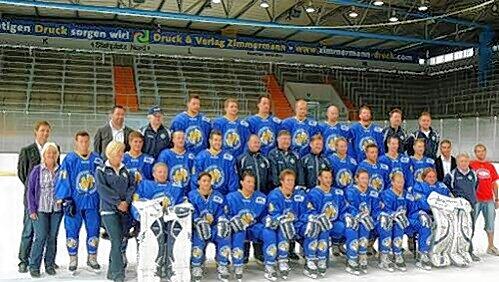 Das Mannschaftsfoto des EHC mit den AZ-Lesern Christan Angerer und Mark Botzen. Das Mannschaftsfoto des EHC mit den AZ-Lesern Christan Angerer und Mark Botzen.
