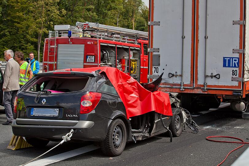 In diesem Auto kamen die Großeltern und Mutter der Kinder um.
