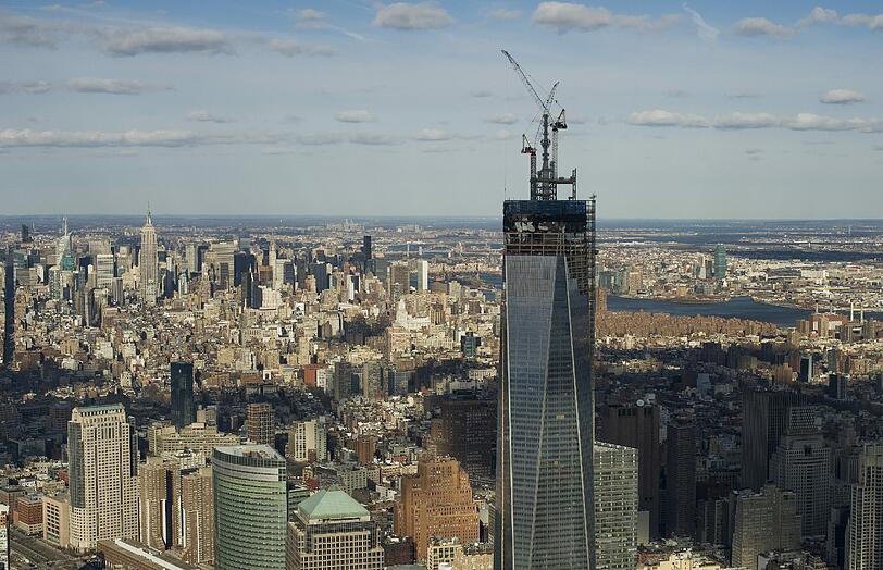 Das noch im Bau befindliche One World Trade Center überragt schon heute die anderen Wolkenkratzer der Stadt. Nach seiner Fertigstellung wird es das größte Gebäude der USA sein. Spektakuläre Luftaufnahmen aus New York City - die Bilder zum Durchklicken!