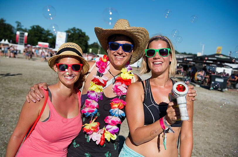 Tag 1: Seeufer und Bergkulisse mit Beats, Gitarren und polyrhythmischen Klängen - das 22. Chiemsee Summer Festival in Übersee geht noch bis Sonntag.