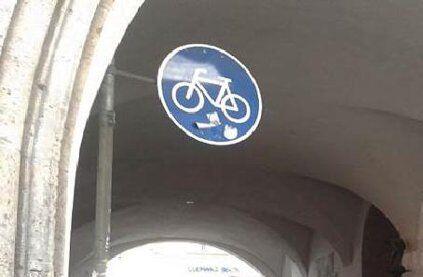 Eine Durchfahrt nür für Radler? In der Praxis nicht wirklich. Sehen Sie, was hier passiert.