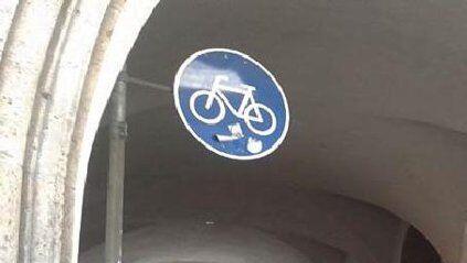 Eine Durchfahrt nür für Radler? In der Praxis nicht wirklich. Sehen Sie, was hier passiert. Eine Durchfahrt nür für Radler? In der Praxis nicht wirklich. Sehen Sie, was hier passiert.