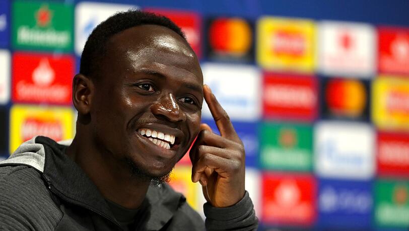 Der damalige Liverpool-Spieler Sadio Mane gibt eine Pressekonferenz.