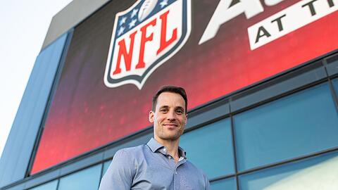 Der Deutschland-Chef der NFL, Alexander Steinforth, vor dem Hauptsitz des NFL Network in Inglewood.