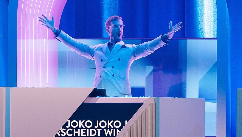 Joko Winterscheidt jubelt über seinen Triumph bei "Wer stiehlt mir die Show?".