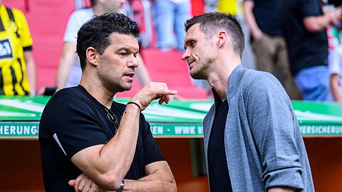 Michael Ballack (l) spricht mit BVB-Sportdirektor Sebastian Kehl.