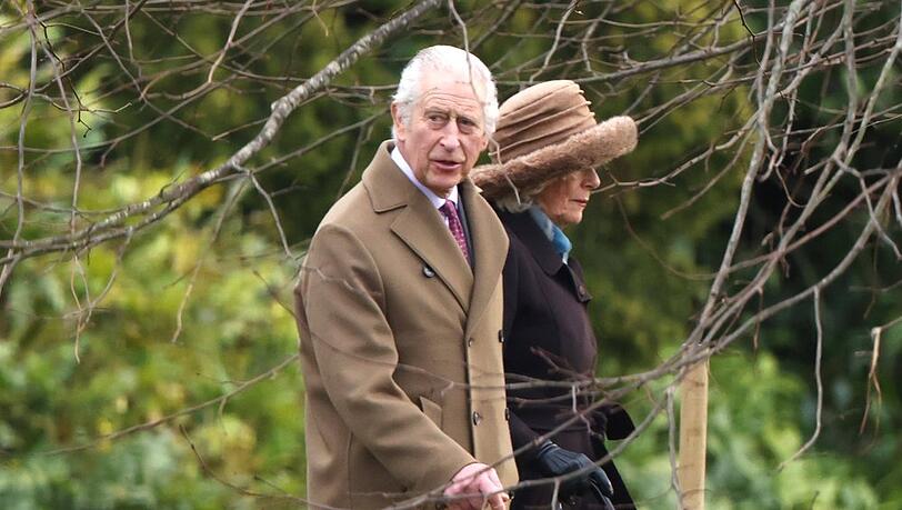 König Charles III. und Königin Camilla am Sonntag in Sandringham - einen Tag vor Bekanntwerden der Krebserkrankung des Royals.