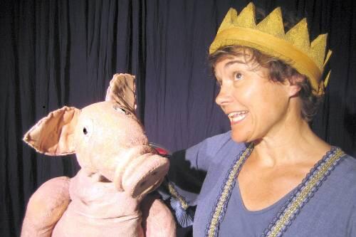 Humorvolles Figurentheater: Veronika Dengler mit Schwein.
