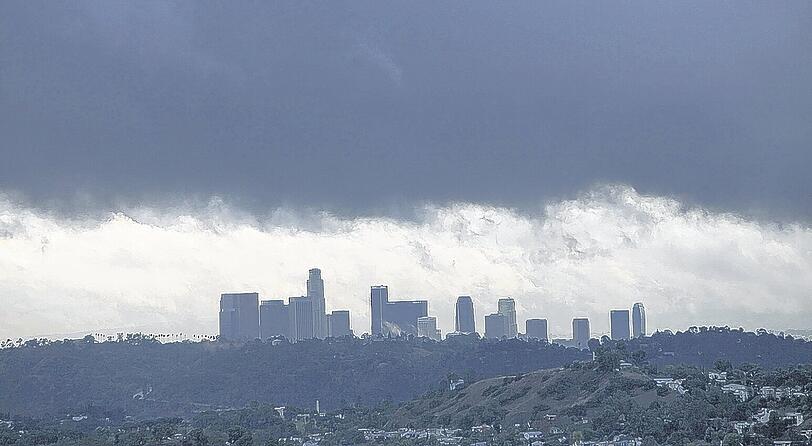 Wetterkapriolen in der ganzen Welt: Über Los Angeles tobten gestern schwere Winterstürme...