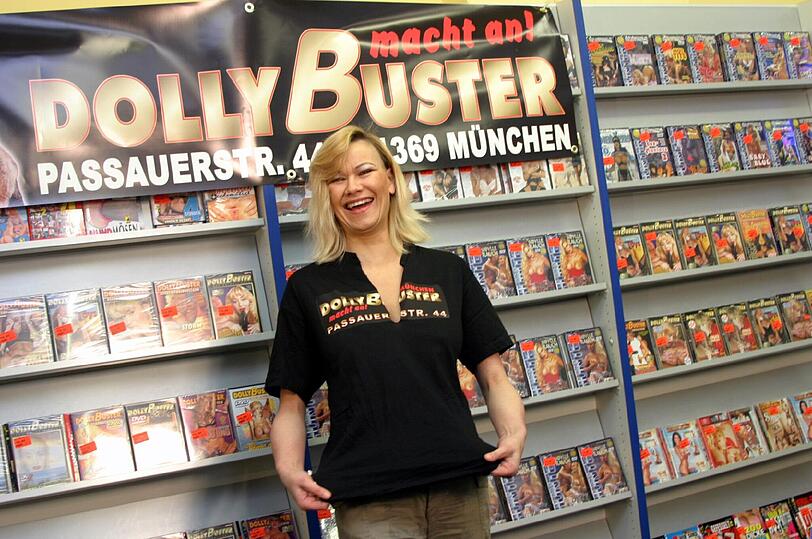 Ebenfalls Blondine und Ex-Pornodarstellerin ist Sybille Rauch (52). Über die "Eis am Stil"-Filme kam Rauch als junge Frau in die Erotikbranche und drehte später Hardcorefilme.
