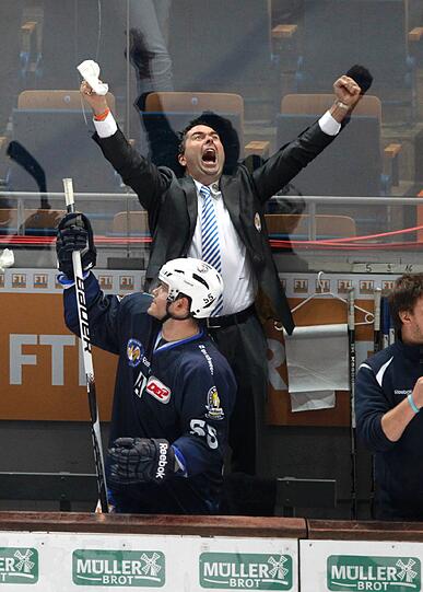 EHC-Manager Winkler rastet bei den Spielen an der Bande regelmäßig aus. Seine Frau sagt ihm vor dem Straubing-Spiel: &bdquo;Reg dich heute nicht so auf, das ist nicht gut für dich!&rdquo; Sein Arzt hat ihm aber geraten, die Emotionen rauszulassen.