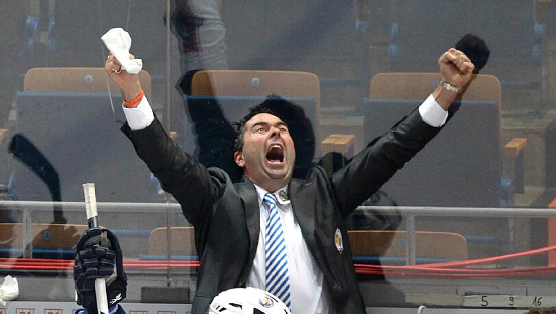 EHC-Manager Winkler rastet bei den Spielen an der Bande regelmäßig aus. Seine Frau sagt ihm vor dem Straubing-Spiel: „Reg dich heute nicht so auf, das ist nicht gut für dich!” Sein Arzt hat ihm aber geraten, die Emotionen rauszulassen. EHC-Manager Winkler rastet bei den Spielen an der Bande regelmäßig aus. Seine Frau sagt ihm vor dem Straubing-Spiel: „Reg dich heute nicht so auf, das ist nicht gut für dich!” Sein Arzt hat ihm aber geraten, die Emotionen rauszulassen.