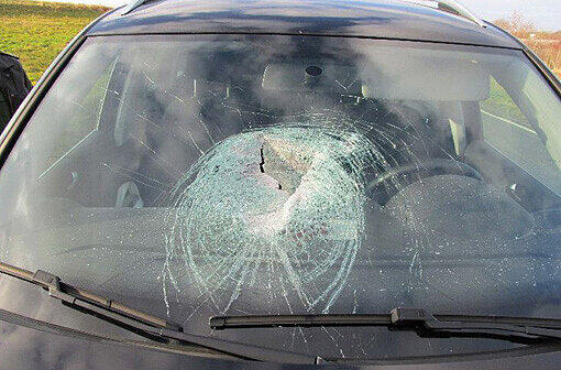 Ein Granitstein hat in Wiesentheid die Windschutzscheibe eines Autos durchschlagen und ein acht Jahre altes Mädchen schwer verletzt. Die Mutter erlitt einen Schock