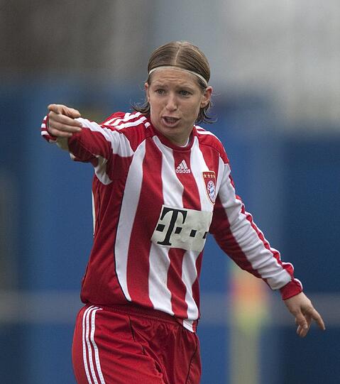 Platz 10 (1%), PETRA WIMBERSKY, Fußball,
FC Bayern: Die 30-jährige Ex-Nationalspielerin, Welt- und Europameisterin zählte zu den Stützen im Mittelfeld von Bayerns Fußballerinnen. Den DFB-Pokal gewann sie schon zum sechsten Mal.