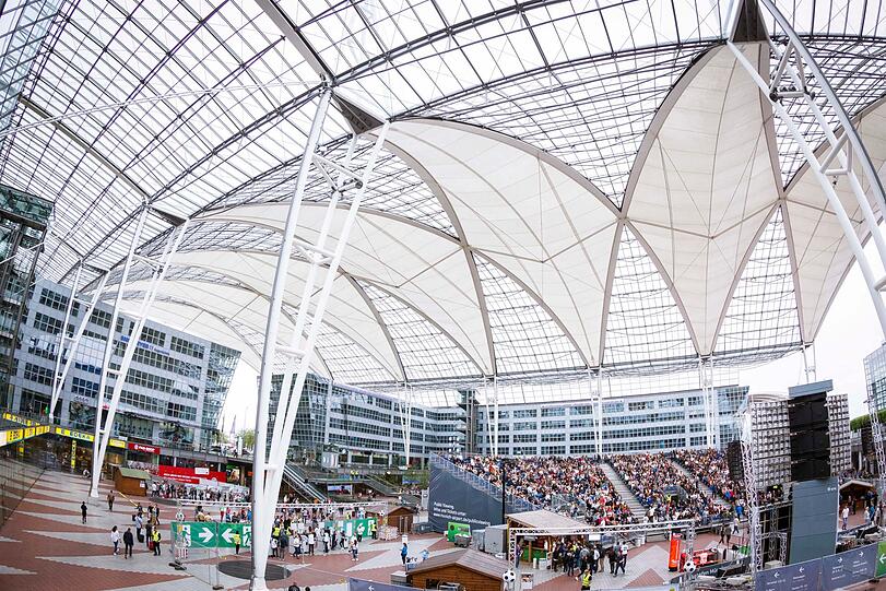 40 Quadratmeter High-End-LED-Leinwand, 2000 Zuschauer, Musik, Essen und Trinken &ndash; und WM-Spannung pur: Sei live dabei beim packendsten Fußballerlebnis Münchens im MAC-Forum am Flughafen.