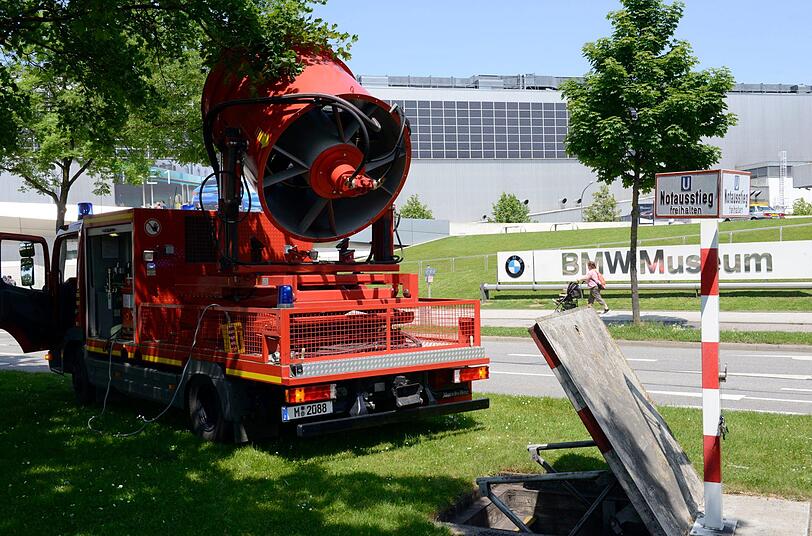 Der U-Bahnhof und die Tunnelröhre wurden mit einem Hochleistungslüfter vom Rauch befreit.