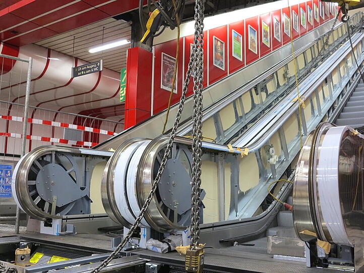 An der U-Bahnstation vom Ostbahnhof,  Eingang Nord ist bis Ende Mai eine Baustelle: drei Fahrtreppen werden ausgetauscht.